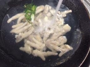 煮好的鸡爪用水冲洗直到没有油花后捞出控水。这一步很重要。节水的话放盆里多泡洗几次也可以。