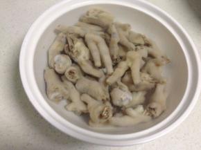 之后放入冰水中浸泡半小时，这样做鸡皮很Q