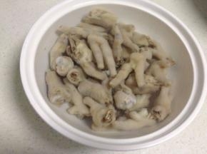 之后放入冰水中浸泡半小时，这样做鸡皮很Q