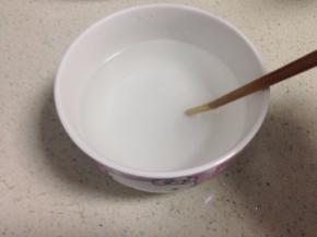 先放少量盐和糖用开水融化