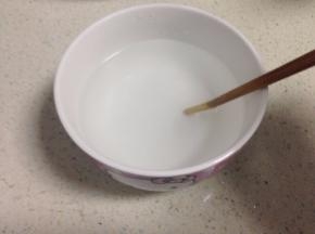 先放少量盐和糖用开水融化