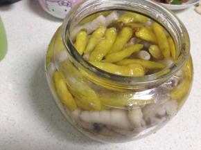 放入煮好的鸡爪。泡鸡爪的水必须没过鸡爪（若担心太酸可兑业凉白开）