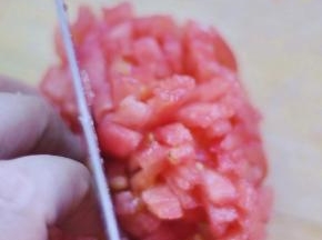 3、把番茄切小块