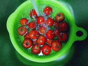 首先将山楂冷水清洗干净。