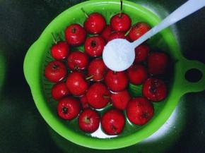 再加入食用盐，泡15分钟。