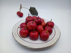 泡好的山楂捞出，淋干水份。