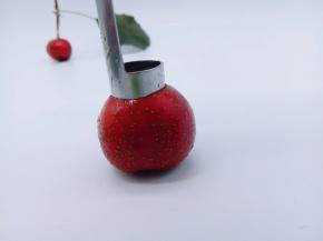 再用去核工具再山楂的顶部用力压下去，如图。