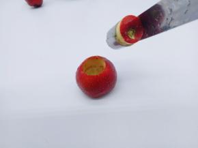 叮当核轻松的下来了呦～如果没有去核工具，也可以借助一根筷子，也可以不去核，吃的时候吐掉也可以，根据个人喜欢。