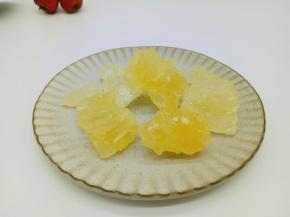 准备好冰糖。(最好选用这种老冰糖)