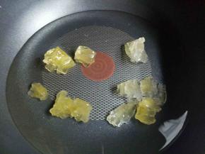 锅中加入水，加入冰糖，大火烧开，转中火使冰糖融化。