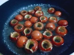 冰糖全部融化后，加入去核的山楂，大火煮5分钟即可。(根据和喜欢来增减煮山楂的时间，但是建议不要煮时间太长，那样山楂会开裂，易碎)