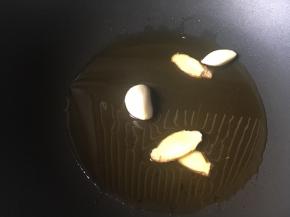 芝麻油全部倒锅里爆香姜蒜