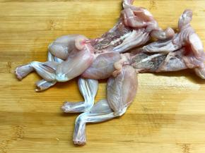 牛蛙买回来后清洗干净。