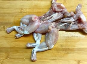 牛蛙买回来后清洗干净。