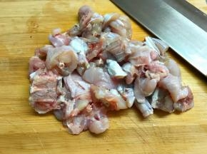 洗净后剁成小块。