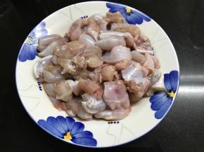 用料酒、盐腌制10分钟。