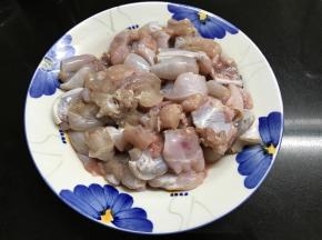 用料酒、盐腌制10分钟。