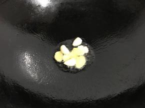 先爆香姜、蒜。
