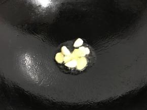 先爆香姜、蒜。