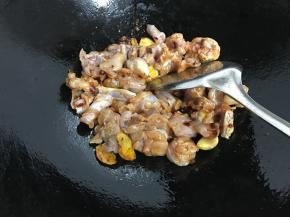 放入牛蛙翻炒均匀。