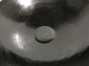 炒锅中放适量油。