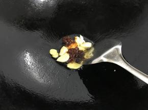 再放入1勺郫县豆瓣酱炒出红油。