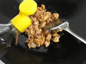 然后倒入生抽翻炒均匀。