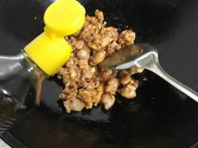 然后倒入生抽翻炒均匀。