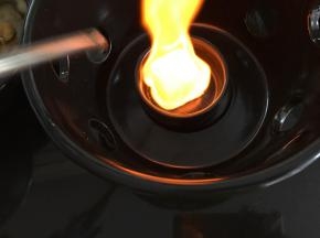 点燃洒精炉煲。