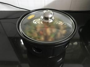 放上已调味的牛蛙。