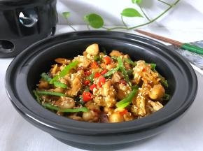 鲜香入味的干锅牛蛙。