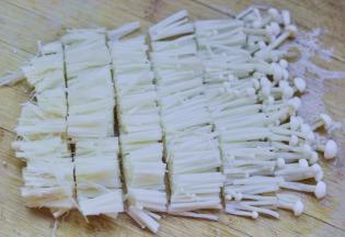 4、金针菇切小小段。