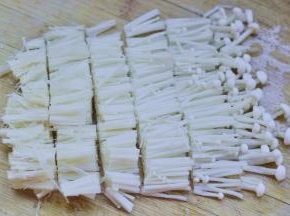 4、金针菇切小小段。