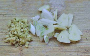 5、把葱姜蒜切好备用