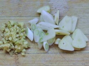 5、把葱姜蒜切好备用