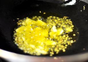 6、热锅下油，放入葱姜蒜爆香