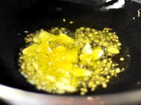 6、热锅下油，放入葱姜蒜爆香