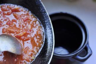 8、把炒好的番茄移入汤锅，加适量水，