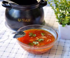 11、关火，起锅前加入几滴白醋保鲜，一款番茄金针菇菌汤就做好了！