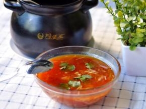 11、关火，起锅前加入几滴白醋保鲜，一款番茄金针菇菌汤就做好了！