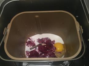 先将配方里面的液体和玫瑰花酱放入面包机桶内