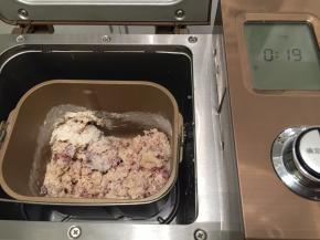 在将粉类放入桶内，酵母放中间（除了盐和黄油），设置和面程序，20分钟。