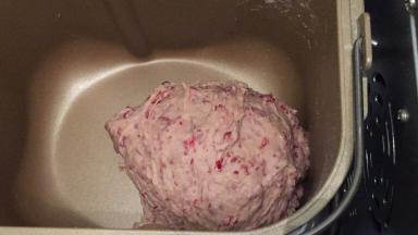 按下启动，将面团揉成团后放入盐（10分钟），揉至光滑能拉出有弹性的薄膜后放入黄油