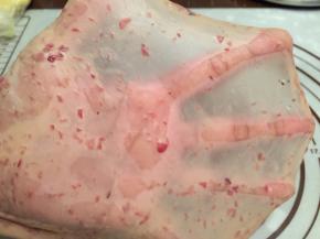 揉至薄而不易破的手套膜，停止和面