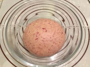 将面团取出，搓圆放入盆内，盖上保鲜膜进行一发（25度－28度），手沾面粉插入面团，不塌陷不回缩即发酵完成