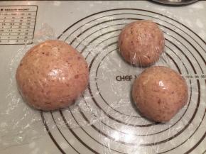 面团取出轻压排气，平均分成2份，其中一份平均分成2份，分别搓圆，静置20分钟