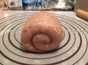 再次上下擀成牛舌状，从上往下卷好