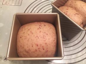 发至模具八至九成模高（轻按面包胚，会缓解回缩即可）