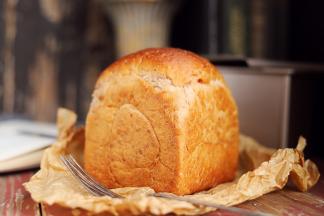 出炉马上脱模，放晾架上放至手温后密封保存