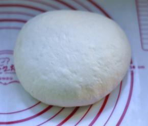 1、把面团材料混合和成面团揉匀，醒发15分钟